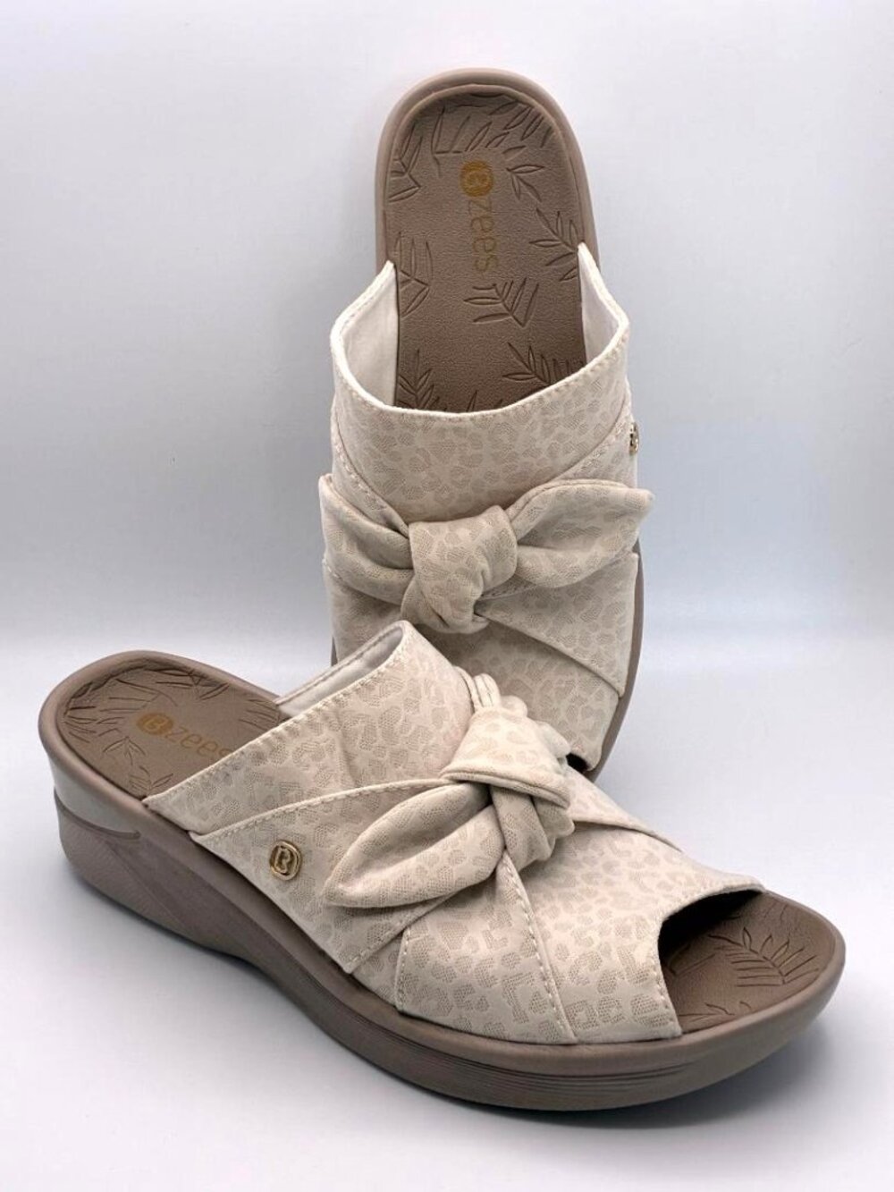 *EUC* BZEES Women's Taupe White Knotted Slip On Slides Wedge Heel Sandals US 9.5